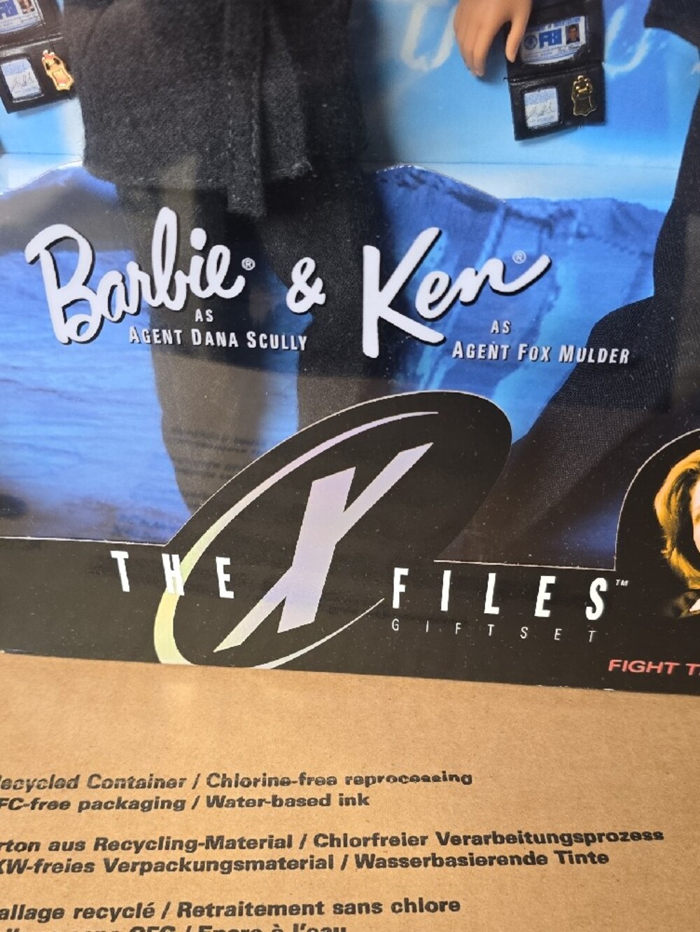 Barbie & Ken X-Files Collector Edition Dolls in Black Coats with Blue Background - Picture 5 of 9
